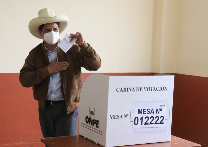 Se vencer, Castillo será o primeiro presidente sem vínculos com as elites do país