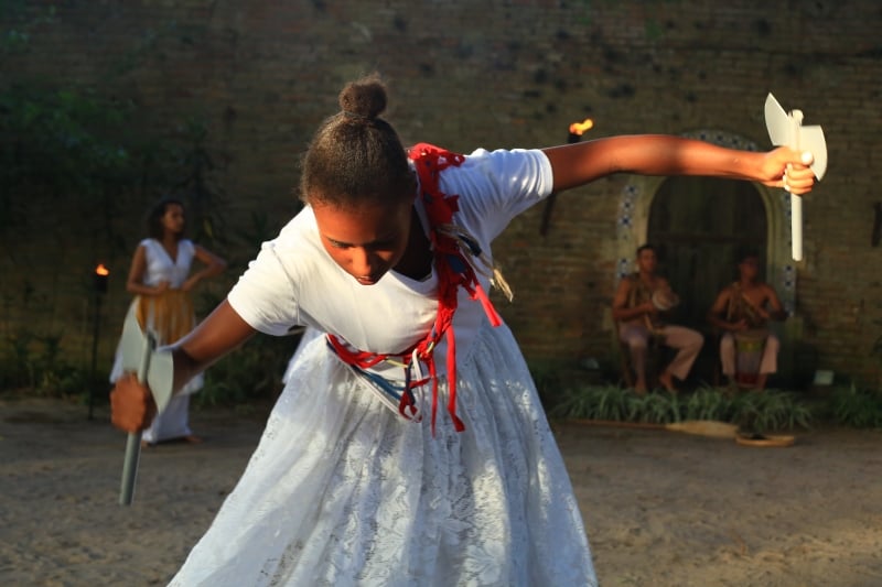  A dança dos orixás, da Companhia Afro Daniel Amaro, ocorre em frente às antigas senzalas