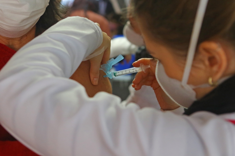 Vacinação contra a Covid-19 na capital contempla homens e mulheres de 52 anos nesta quarta