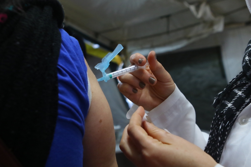Apenas 1,3 mil  profissionais tomaram a segunda dose do imunizante