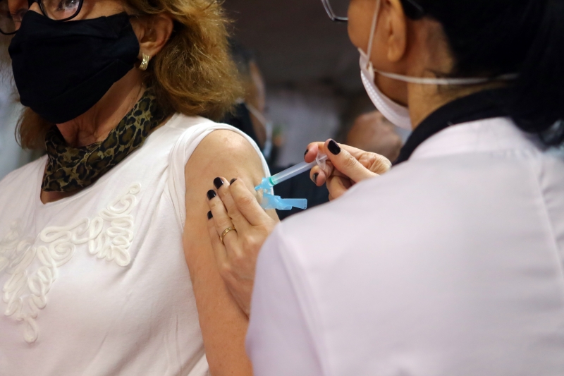 Imunização estará disponível a homens e mulheres da faixa-etária em doze unidades de saúde