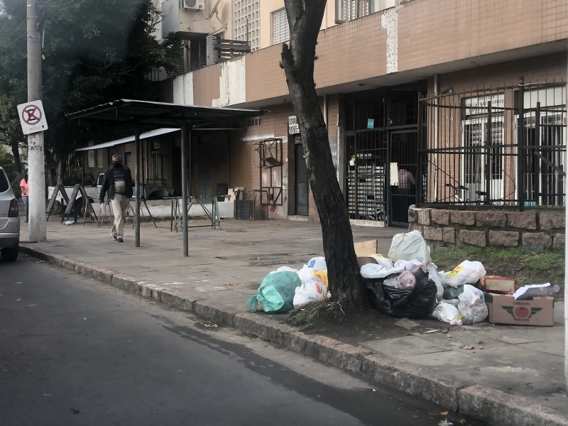 Lixo acumulado na calçada da avenida Princesa Isabel é efeito da interrupção da coleta