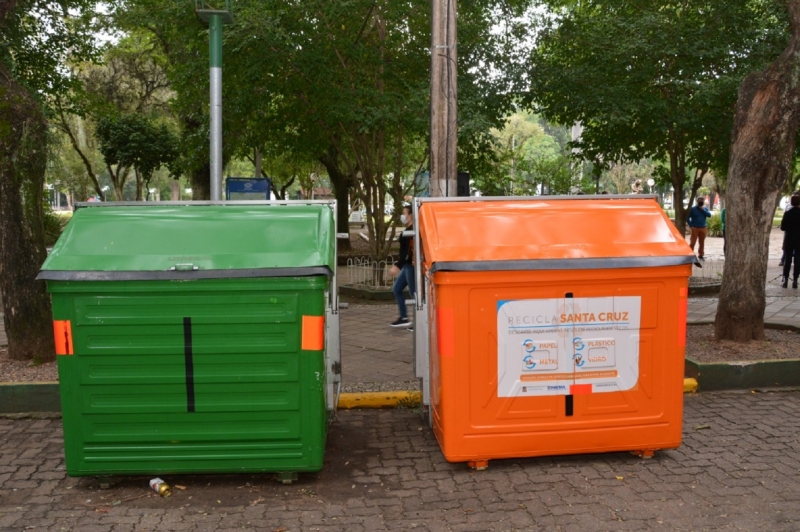 Contêineres foram instalados na região central da cidade; cooperativa de catadores é contrária à iniciativa