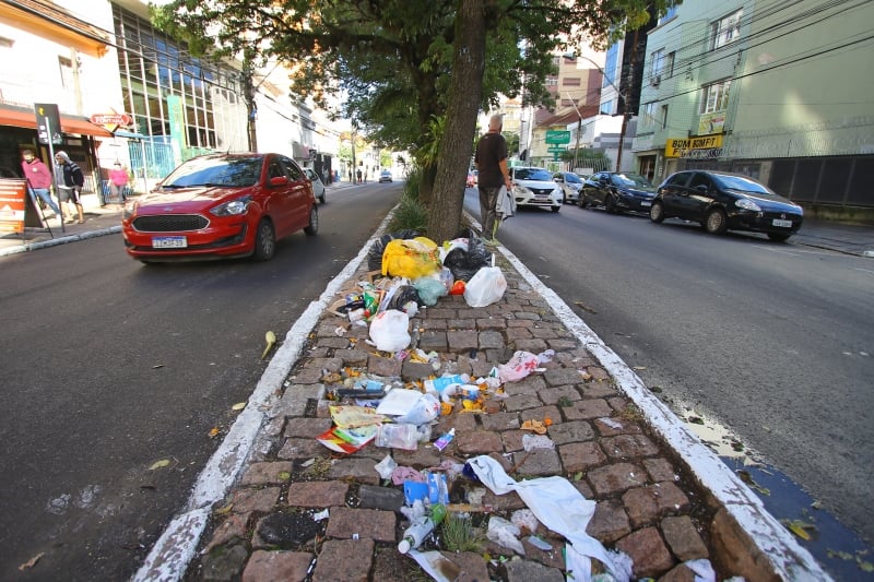 Prefeitura pretende recolher até este fim de semana todo o lixo acumulado após a paralisação 