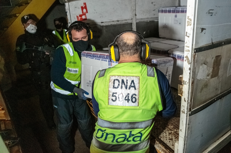 Carga de 219.500 doses da vacina de Oxford/Astrazeneca desembarcou na noite desta quarta