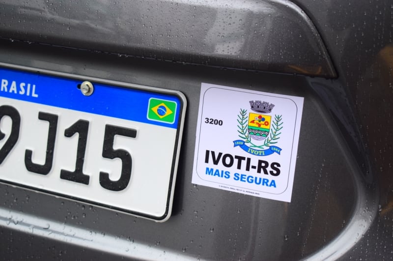 Intenção é fazer com que todos os veículos dos moradores estejam identificados