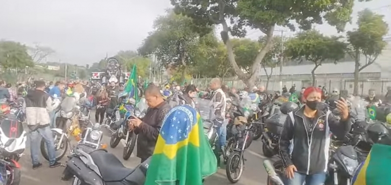 Apoiadores do presidente levaram para o evento diversas bandeiras do Brasil