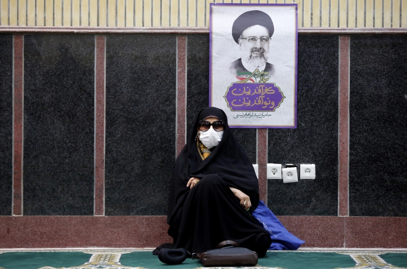 Após o Conselho dos Guardiões ter descartado mais de 600 candidaturas, Ebrahim Raisi permaneceu como o grande favorito