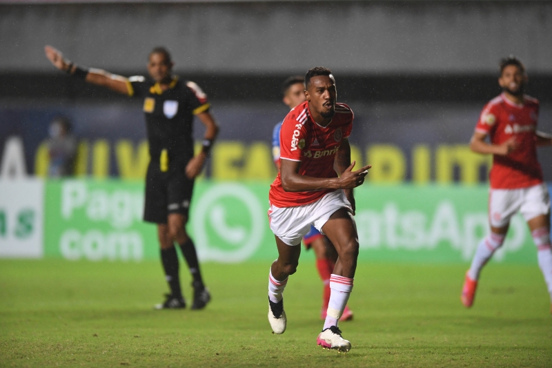 Após ser derrubado dentro da área, Edenilson cobrou a pênalti que garantiu o primeiro triunfo colorado