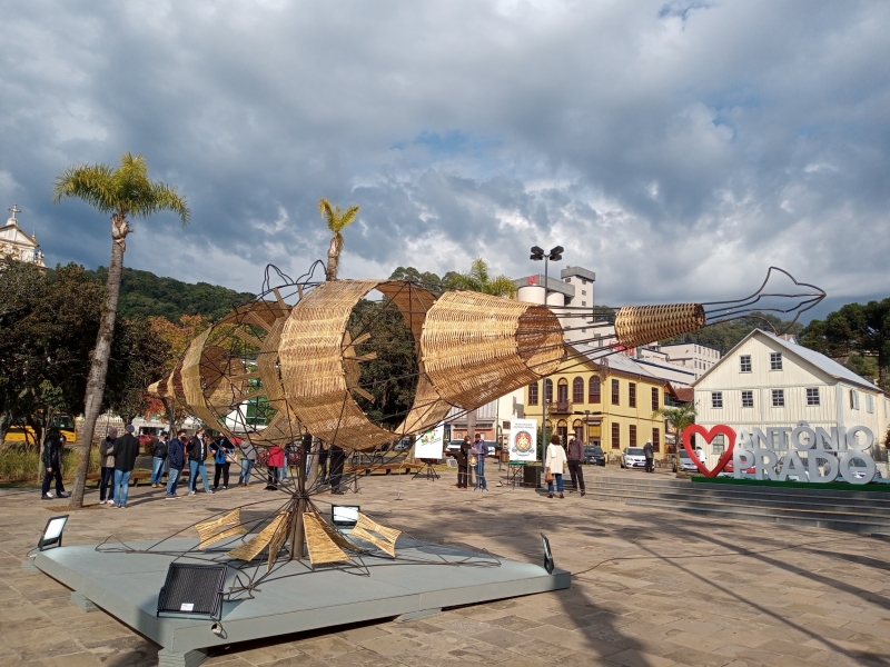 Escultura gigante tem design inspirado na arquitetura colonial italiana da serra gaúcha