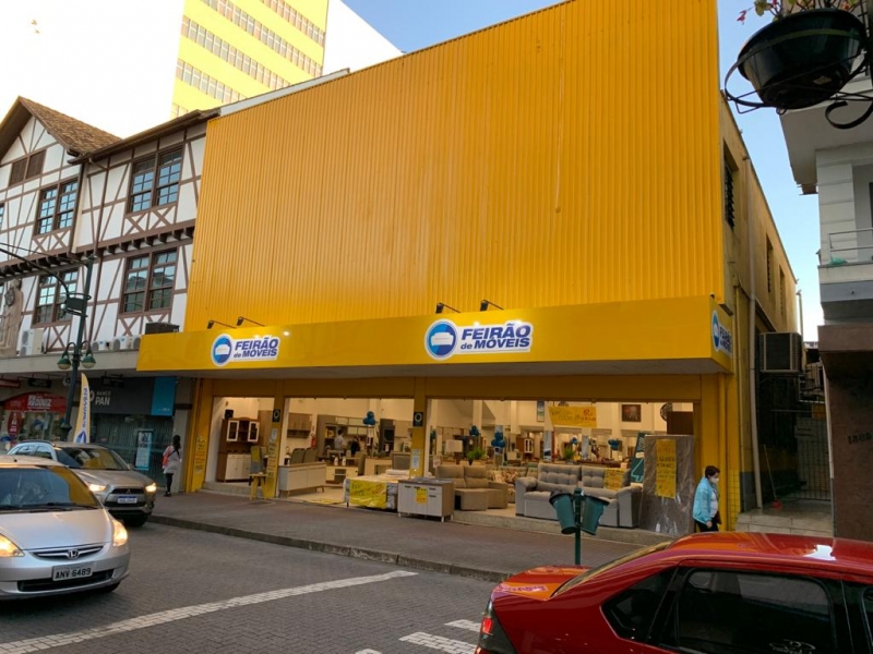 {'nm_midia_inter_thumb1':'https://www.jornaldocomercio.com/_midias/jpg/2021/06/14/206x137/1_feirao_de_moveis_sc_fachada_rua-9337297.jpeg', 'id_midia_tipo':'2', 'id_tetag_galer':'', 'id_midia':'60c763a154094', 'cd_midia':9337297, 'ds_midia_link': 'https://www.jornaldocomercio.com/_midias/jpg/2021/06/14/feirao_de_moveis_sc_fachada_rua-9337297.jpeg', 'ds_midia': 'Além das unidades de varejo, negócio inclui um centro de distribuição', 'ds_midia_credi': 'LOJAS COLOMBO/DIVULGAÇÃO/JC', 'ds_midia_titlo': 'Além das unidades de varejo, negócio inclui um centro de distribuição', 'cd_tetag': '1', 'cd_midia_w': '800', 'cd_midia_h': '600', 'align': 'Left'}