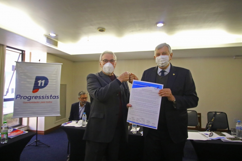 Faltando 18 meses para as eleições de 2022, o senador Luis Carlos Heinze (d) foi o primeiro a oficializar a intenção de concorrer ao governo do Estado do Rio Grande do Sul