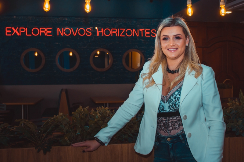 Virgínia quer que as pessoas que visitam a Ale Nek's sintam-se na praia Foto: Ale Nek's/Divulgação/Jc