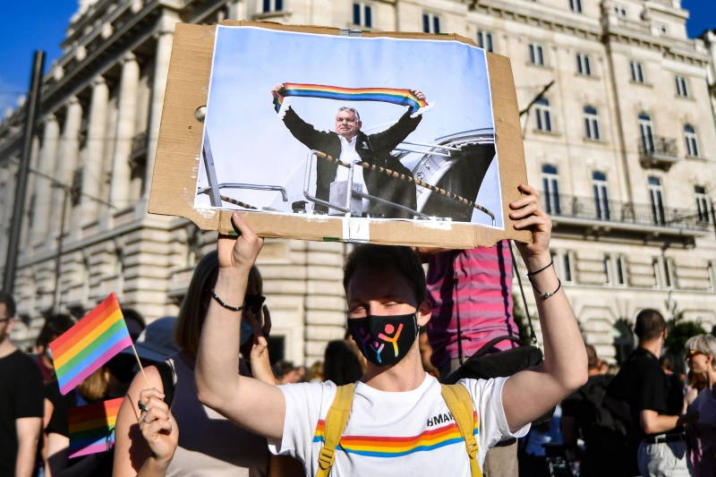 Manifestantes foram às ruas contra lei que proíbe a disseminação em escolas de conteúdos LGBT