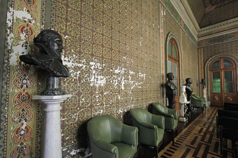 Salão Mourisco ostenta bustos de Camões, Shakespeare, Dante e Homero