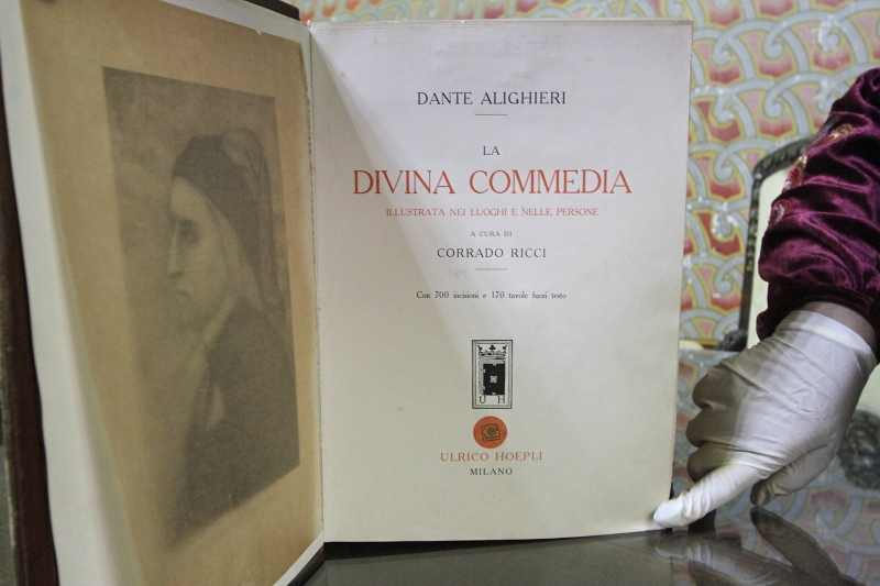 A Divina Comédia, de Alighieri, é uma das obras raras do acervo