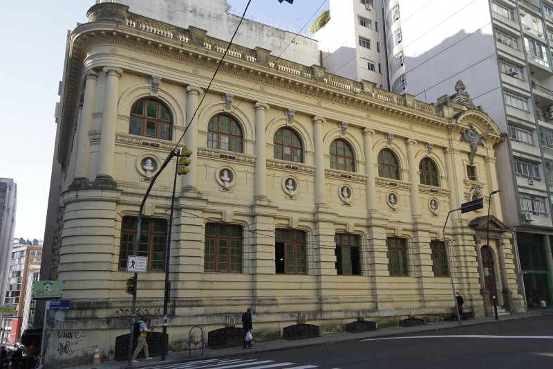 {'nm_midia_inter_thumb1':'https://www.jornaldocomercio.com/_midias/jpg/2021/06/15/206x137/1_ma_090621___biblio__60_-9339204.jpg', 'id_midia_tipo':'2', 'id_tetag_galer':'', 'id_midia':'60c8fd34a35aa', 'cd_midia':9339204, 'ds_midia_link': 'https://www.jornaldocomercio.com/_midias/jpg/2021/06/15/ma_090621___biblio__60_-9339204.jpg', 'ds_midia': 'Biblioteca Pública do Estado ', 'ds_midia_credi': 'MARIANA ALVES/JC', 'ds_midia_titlo': 'Biblioteca Pública do Estado ', 'cd_tetag': '1', 'cd_midia_w': '800', 'cd_midia_h': '533', 'align': 'Left'}