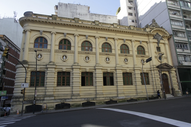 {'nm_midia_inter_thumb1':'https://www.jornaldocomercio.com/_midias/jpg/2021/06/15/206x137/1_ma_090621___biblio__61_-9339205.jpg', 'id_midia_tipo':'2', 'id_tetag_galer':'', 'id_midia':'60c8fd34a35aa', 'cd_midia':9339205, 'ds_midia_link': 'https://www.jornaldocomercio.com/_midias/jpg/2021/06/15/ma_090621___biblio__61_-9339205.jpg', 'ds_midia': 'Biblioteca Pública do Estado ', 'ds_midia_credi': 'MARIANA ALVES/JC', 'ds_midia_titlo': 'Biblioteca Pública do Estado ', 'cd_tetag': '1', 'cd_midia_w': '800', 'cd_midia_h': '533', 'align': 'Left'}