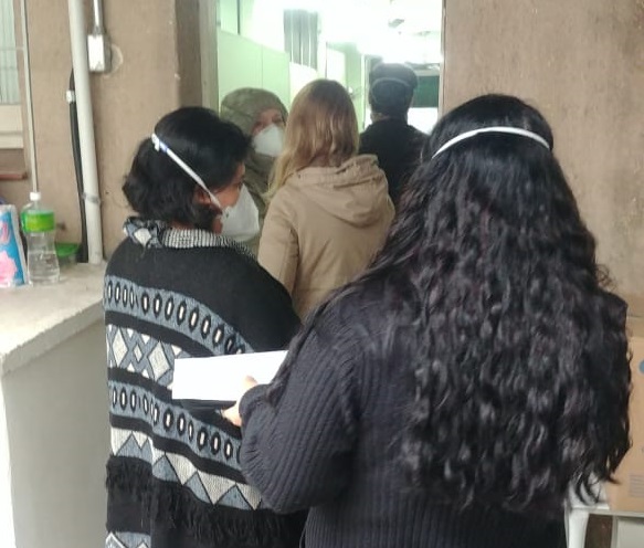 Em dia chuvoso, unidades de saúde da capital registraram filas para receber a vacina