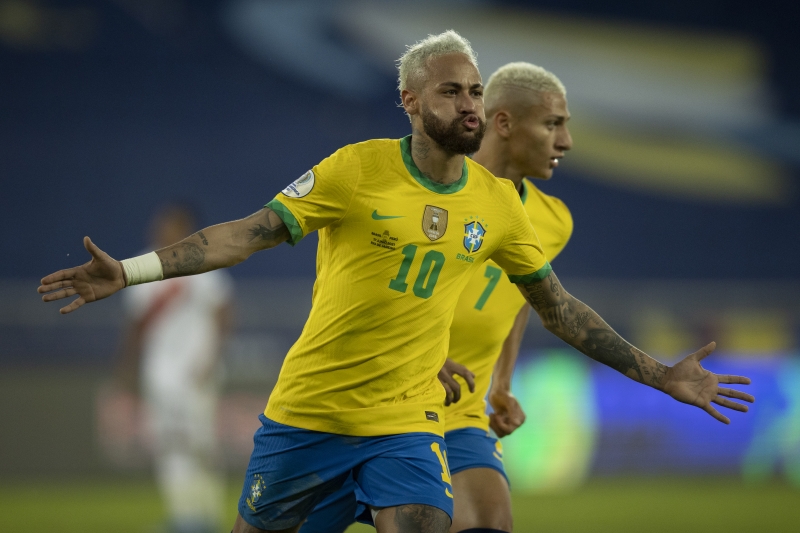Melhor em campo, Neymar marcou mais um e deu assistência na vitória brasileira, no Engenhão 