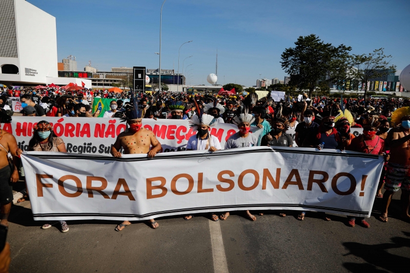Membros de partidos de oposição e movimentos sociais participam de protesto em Brasília