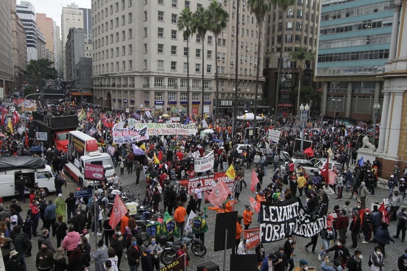 Na Capital gaúcha, manifestação contra o presidente teve concentração no Largo Glênio Peres