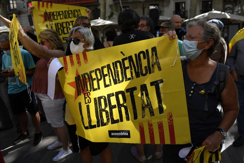 Em frente ao teatro, centenas de manifestantes exigiam uma anistia aos políticos pró-independência presos