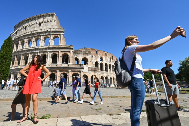Turistas aproveitam para tirar foto com Coliseu no fundo