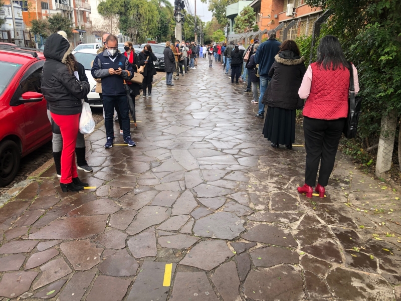 Para organizar filas e seguir protocolos, postos colocam fitas amarelas no chão para distanciamento