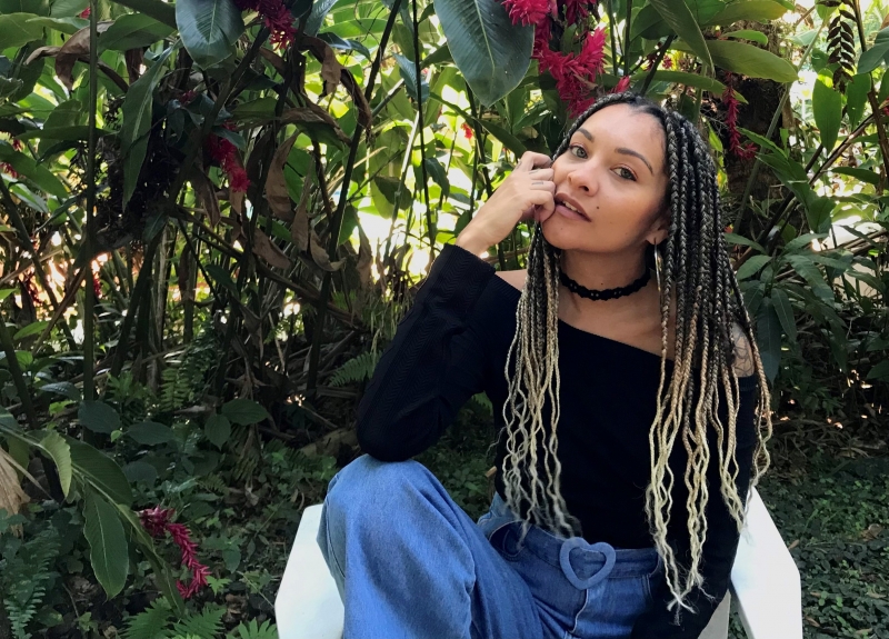 Cantora e compositora gaúcha gravou a canção em estúdio no Paraná