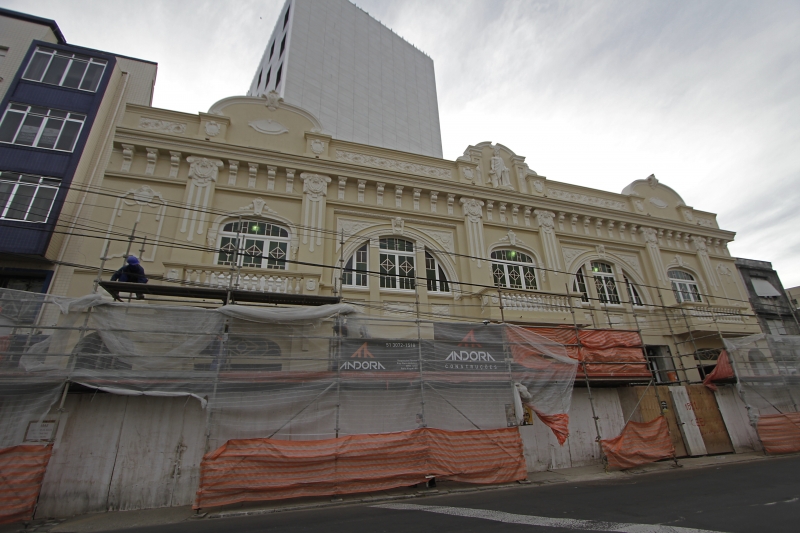 Hotel se ergue atrás da fachada de 1923 do antigo Cine Orpheu e depois Astor já restaurada