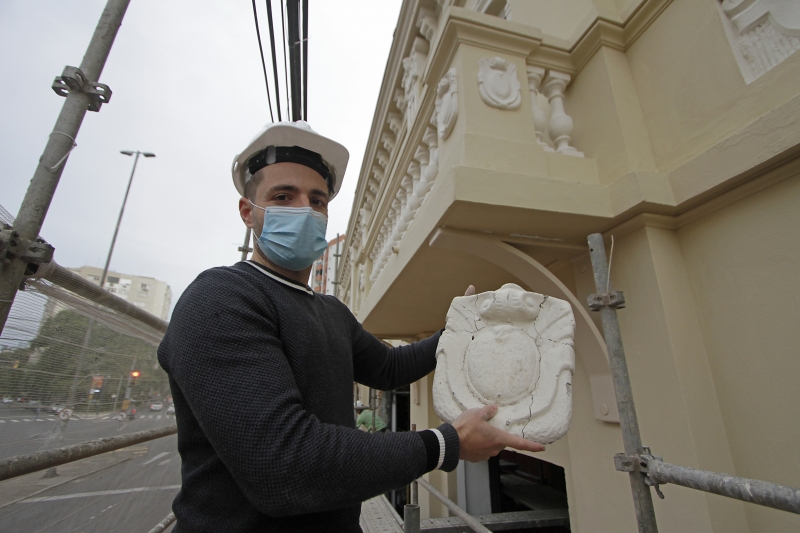 {'nm_midia_inter_thumb1':'https://www.jornaldocomercio.com/_midias/jpg/2021/06/23/206x137/1_ma_230618___hotel__8_-9345017.jpg', 'id_midia_tipo':'2', 'id_tetag_galer':'', 'id_midia':'60d3a28a55cd6', 'cd_midia':9345017, 'ds_midia_link': 'https://www.jornaldocomercio.com/_midias/jpg/2021/06/23/ma_230618___hotel__8_-9345017.jpg', 'ds_midia': 'Hotel construído no local do antigo Cine Astor - bandeira Moov - Porto Alegre - avenida Benjamin Constant, 1891 - fachada restaurada- arquiteto responsável pela restauração - Lucas Volpato  - com molde para reproduzir partes da fachada', 'ds_midia_credi': 'MARIANA ALVES/JC', 'ds_midia_titlo': 'Hotel construído no local do antigo Cine Astor - bandeira Moov - Porto Alegre - avenida Benjamin Constant, 1891 - fachada restaurada- arquiteto responsável pela restauração - Lucas Volpato  - com molde para reproduzir partes da fachada', 'cd_tetag': '1', 'cd_midia_w': '800', 'cd_midia_h': '533', 'align': 'Left'}