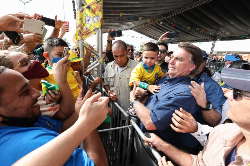 Política - No RN, Bolsonaro abaixa máscara de criança e pede à menina  retirar a proteção