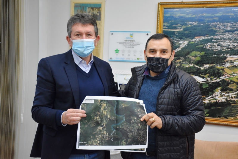 Projeto foi apresentado por presidente da cooperativa (direita) ao prefeito de Veran�polis (esquerda)