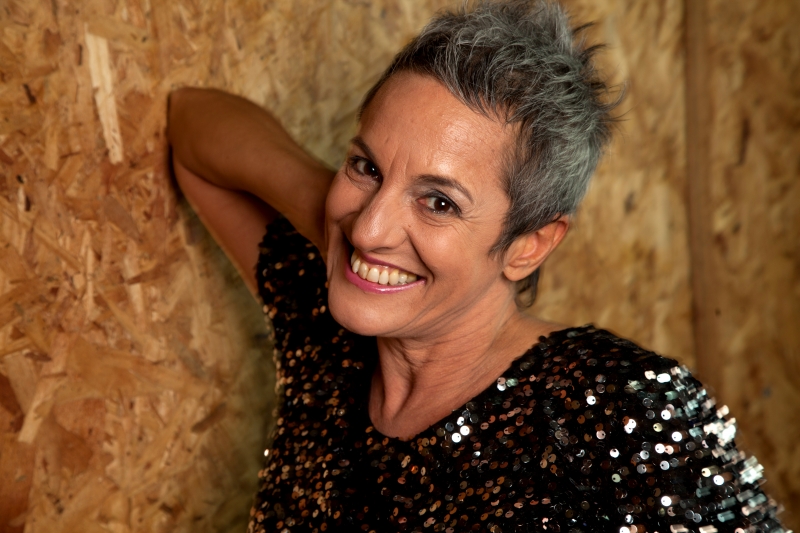 Compositora ainda recebe o eterno Dzi Croquette Ciro Barcelos em live nesta segunda-feira (28)