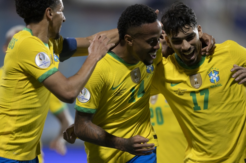 Éder Militão (c), de cabeça, abriu o placar para o Brasil