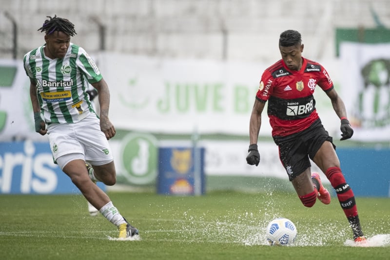 Chuva forte da madrugada encharcou gramado e prejudicou equipes