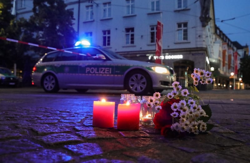 Três pessoas morreram e várias ficaram feridas no atentado em Würzburg