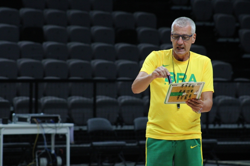 Técnico croata Aleksandar Petrovic tem a dura missão de levar o Brasil aos Jogos de Tóquio