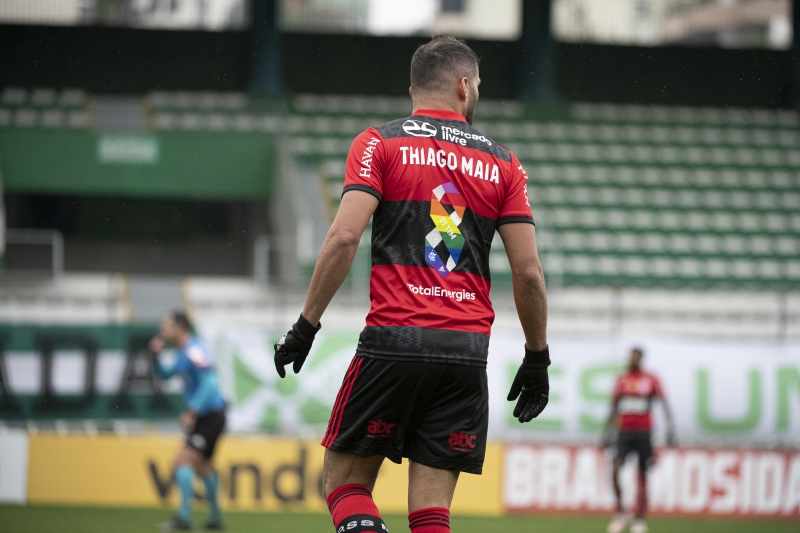 No domingo, o flamengo jogou com o número com as cores do LGBTQ+ às costas da camisa