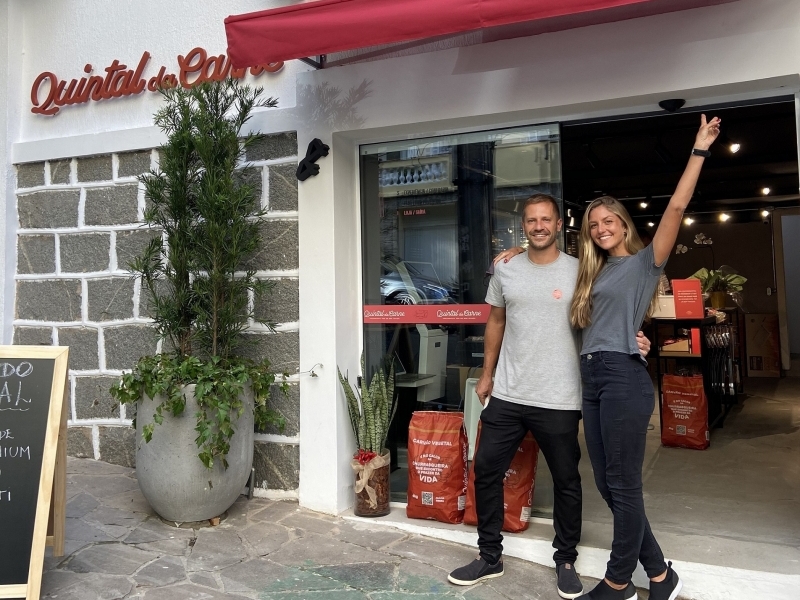 Gabriela Cademartori e Lourenço Paiva estão à frente do Quintal da Carne, em Porto Alegre Foto: QUINTALDACARNE/DIVULGAÇÃO/JC