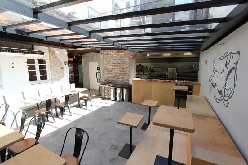 O Quintal da Carne, inaugurado no bairro Moinhos de Vento, em Porto Alegre, tem um espaço de fastfood de churrasco, boutique e assinatura Foto: QUINTALDACARNE/DIVULGAÇÃO/JC