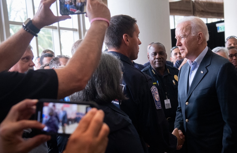 Biden esteve em Miami nesta quinta-feira para dar apoio a socorristas