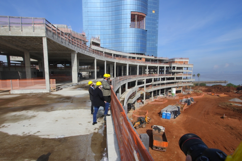 Empreendedores conferem as obras, com a torre ao fundo, que será a primeira a funcionar