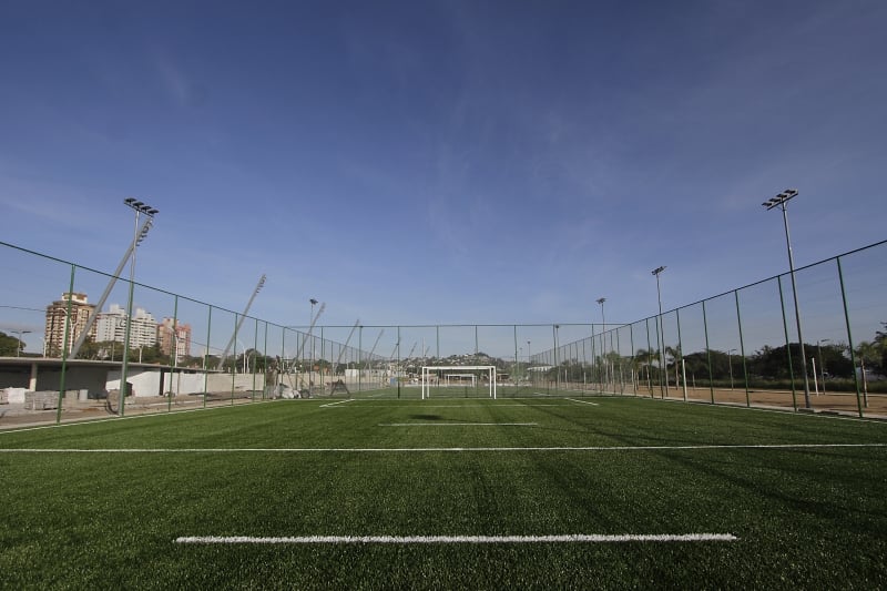 Convidados vão testar quadras de gramado sintético, de concreto, de areia, de vôlei e de tênis