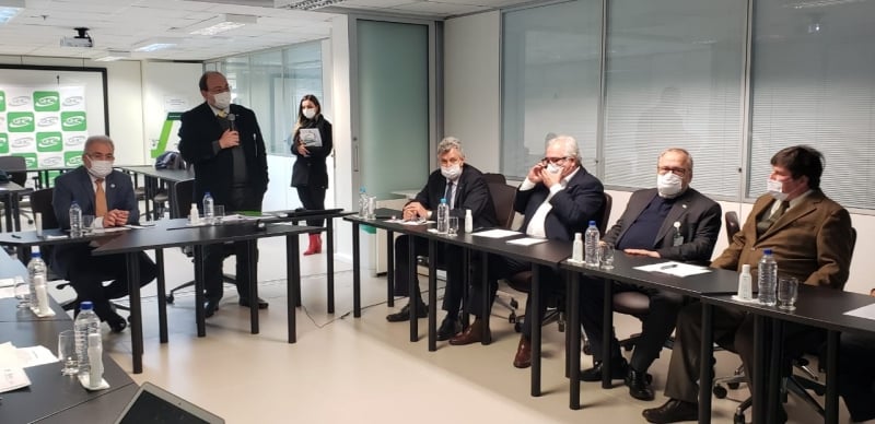 {'nm_midia_inter_thumb1':'https://www.jornaldocomercio.com/_midias/jpg/2021/07/02/206x137/1_queirogaghc-9353149.jpg', 'id_midia_tipo':'2', 'id_tetag_galer':'', 'id_midia':'60df74b2db554', 'cd_midia':9353149, 'ds_midia_link': 'https://www.jornaldocomercio.com/_midias/jpg/2021/07/02/queirogaghc-9353149.jpg', 'ds_midia': 'Ministro Marcelo Queiroga se reuniu com dire&ccedil;&atilde;o do rupo Hospitalar Concei&ccedil;&atilde;o', 'ds_midia_credi': 'Ocimar Pereira/Imprensa GHC/Divulga&ccedil;&atilde;o/JC', 'ds_midia_titlo': 'Ministro Marcelo Queiroga se reuniu com dire&ccedil;&atilde;o do rupo Hospitalar Concei&ccedil;&atilde;o', 'cd_tetag': '1', 'cd_midia_w': '800', 'cd_midia_h': '388', 'align': 'Left'}