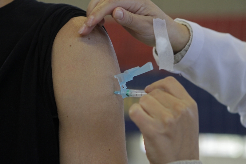 As categorias dos bancários e dos trabalhadores dos Correios entre os grupos prioritários do Plano de Operacionalização da campanha de vacinação