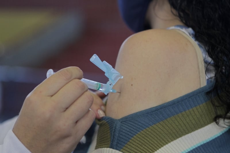 É apenas a quarta vez que isso ocorre e a primeira em um contexto de vacinação com a primeira dose avançada no País, o que indica uma nova fase da campanha de imunização