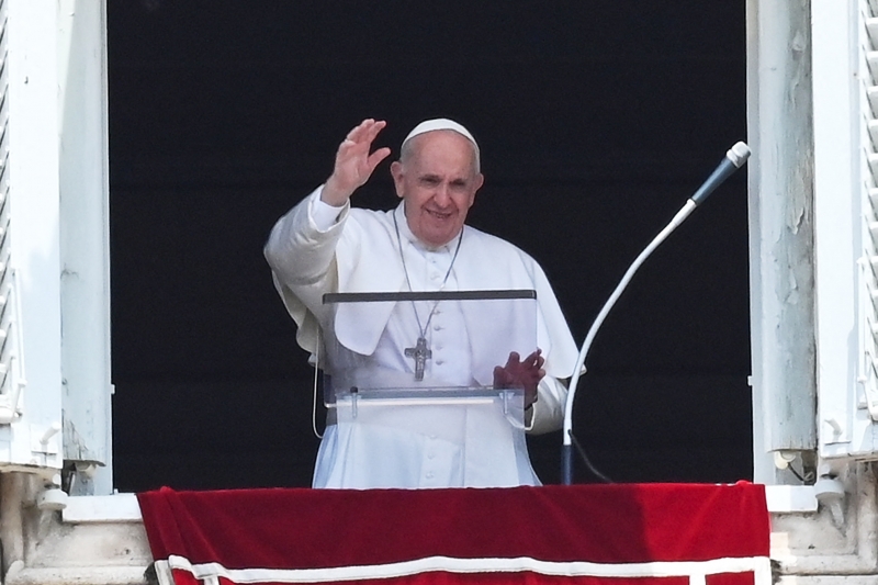 Francisco participou da tradicional oração do Angelus, na Praça São Pedro, neste domingo