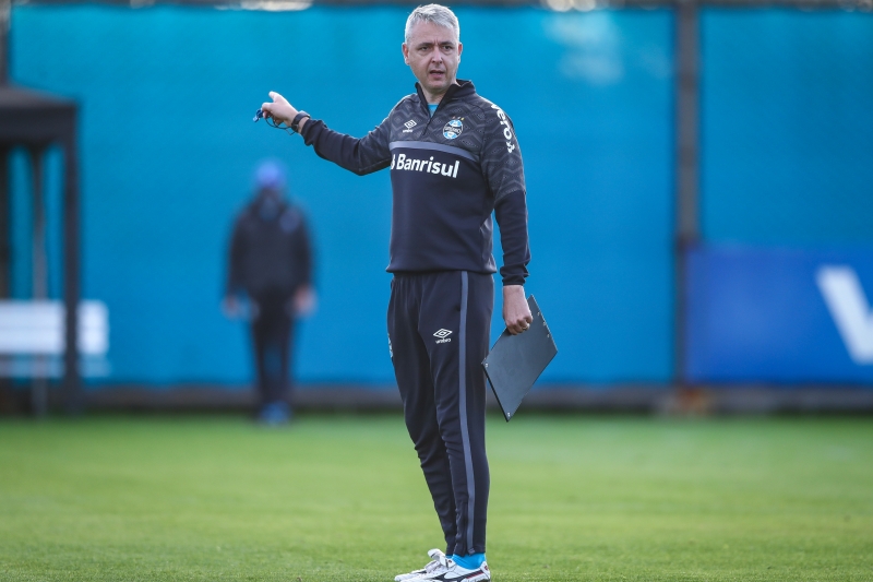 Após início promissor, Tiago Nunes perdeu a mão no vestiário e foi desligado pela direção